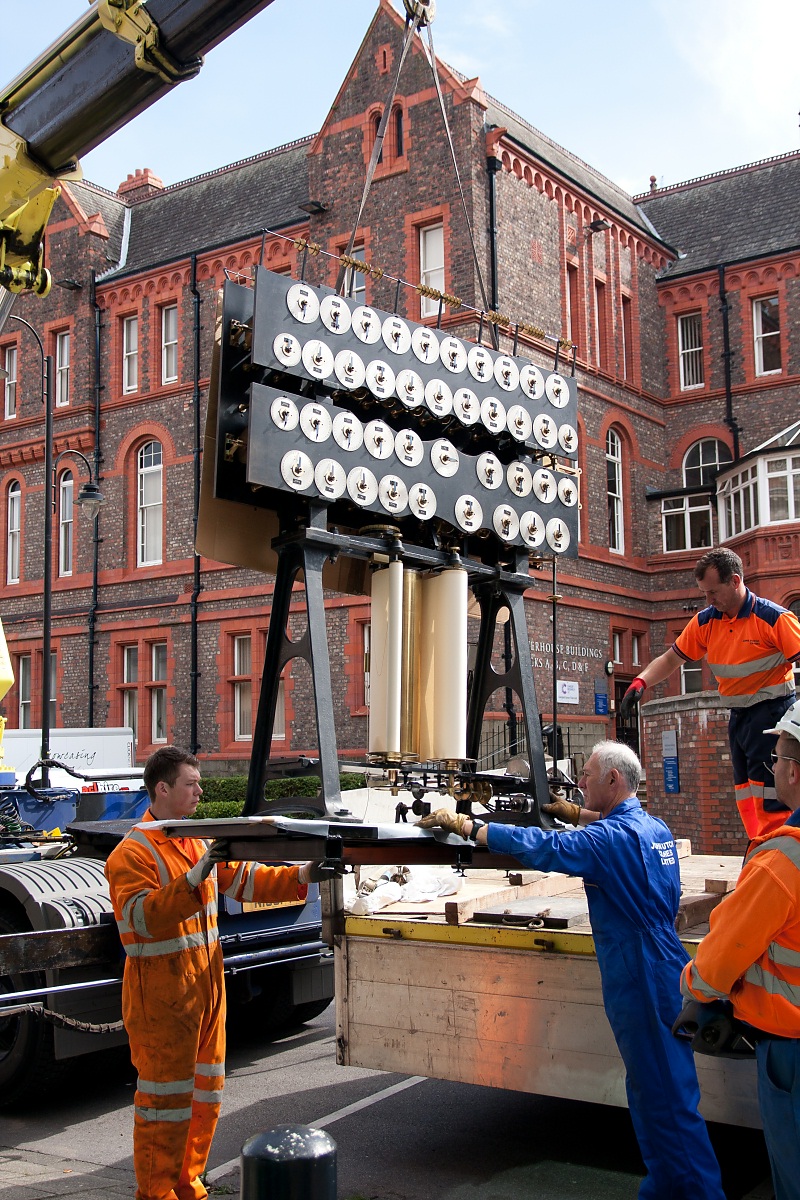 Roberts-Légé machine being craned into position, on 5 Aug 2015. Photo: Colin Bell.